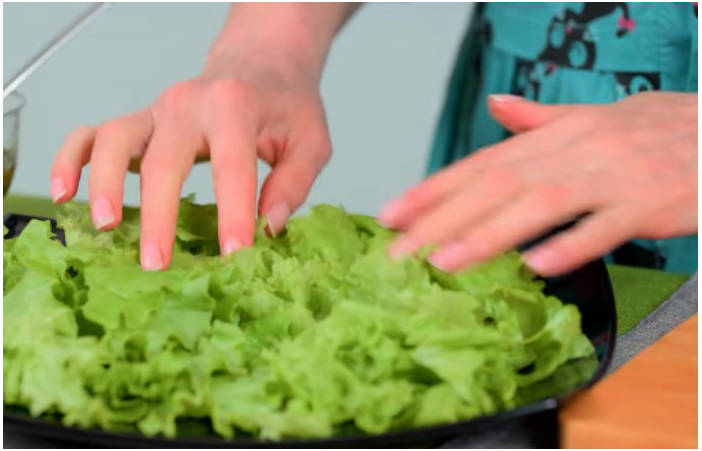 Греческий салат с красной рыбой