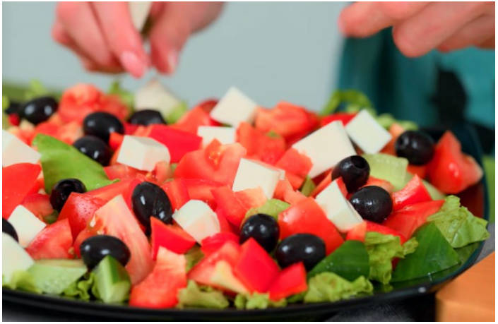 Греческий салат с красной рыбой