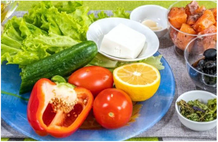 Греческий салат с красной рыбой