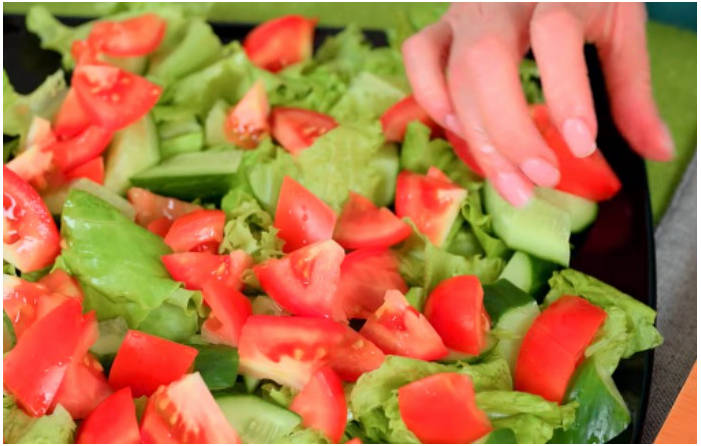 Греческий салат с красной рыбой