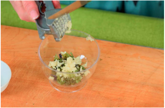 Греческий салат с красной рыбой