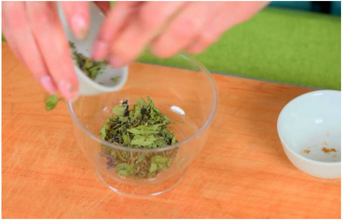 Греческий салат с красной рыбой