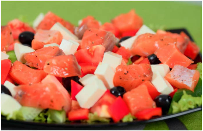 Греческий салат с красной рыбой