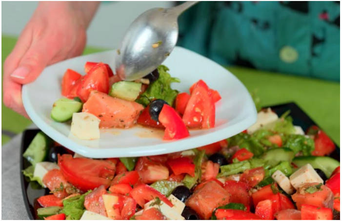 Греческий салат с красной рыбой