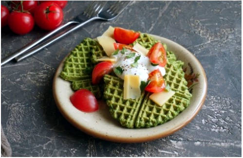 Шпинатные вафли в вафельнице