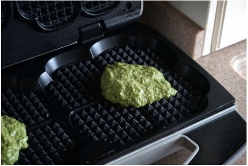 Шпинатные вафли в вафельнице