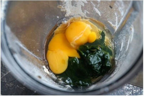 Шпинатные вафли в вафельнице