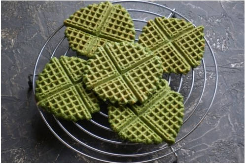 Шпинатные вафли в вафельнице