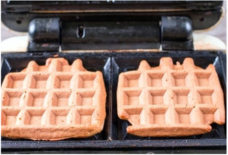 Вафли из овсяной муки в вафельнице