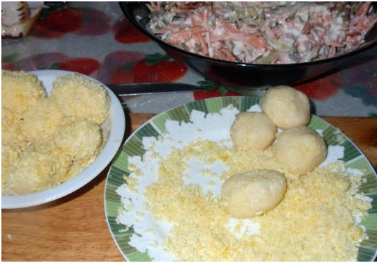Салат «Гнездо глухаря» с колбасой