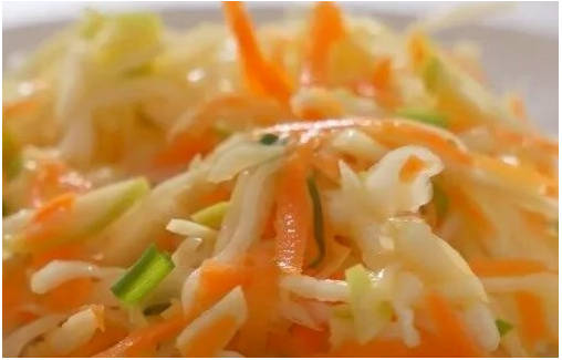 Витаминный салат с яблоком, морковью и капустой Витаминный салат с яблоком, морковью и капустой