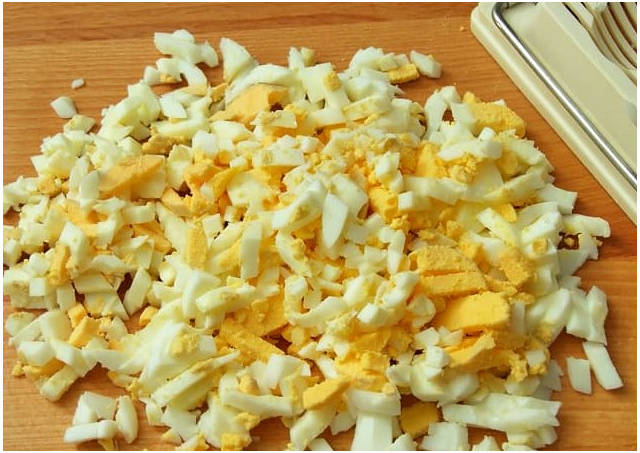 Грибной салат с курицей, сыром и яйцом