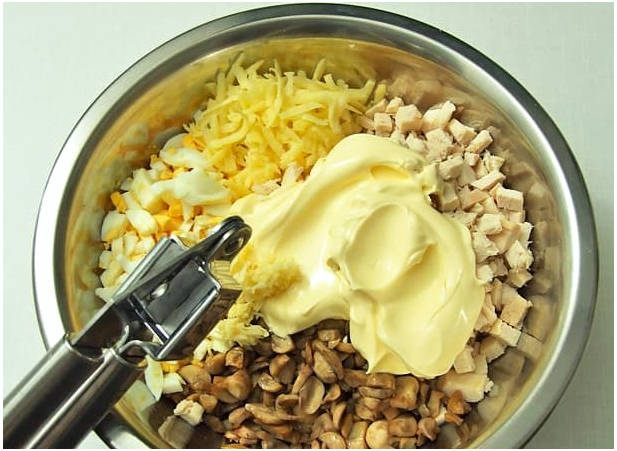 Грибной салат с курицей, сыром и яйцом