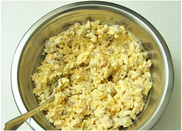 Грибной салат с курицей, сыром и яйцом