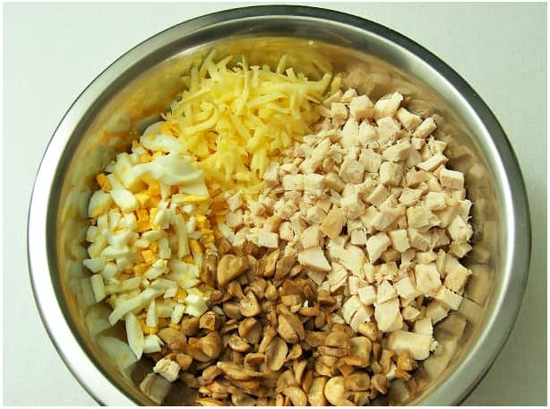 Грибной салат с курицей, сыром и яйцом