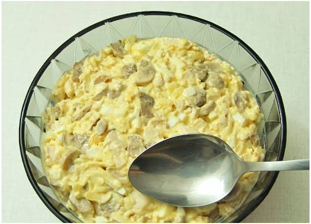 Грибной салат с курицей, сыром и яйцом