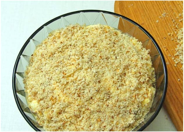 Грибной салат с курицей, сыром и яйцом