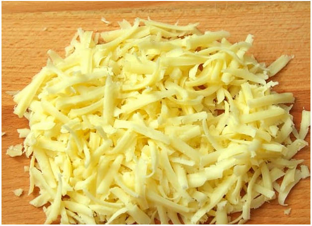 Грибной салат с курицей, сыром и яйцом