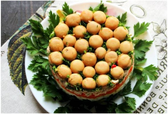 Классический салат «Грибная поляна» с шампиньонами