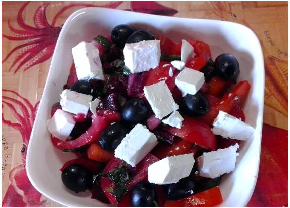 Греческий салат со свеклой
