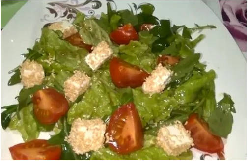 Греческий салат с рукколой и фетаксой