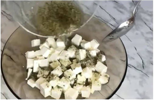 Греческий салат с пекинской капустой и сыром Греческий салат с пекинской капустой и сыром