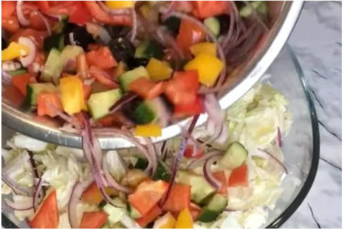 Греческий салат с пекинской капустой и сыром Греческий салат с пекинской капустой и сыром