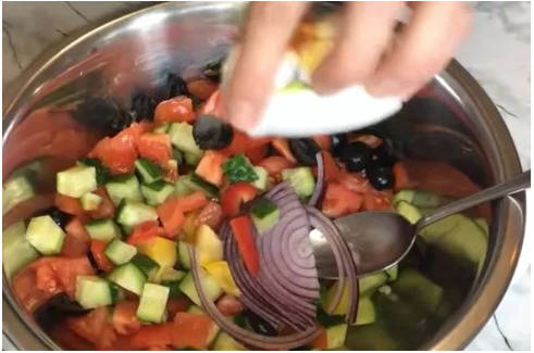 Греческий салат с пекинской капустой и сыром Греческий салат с пекинской капустой и сыром