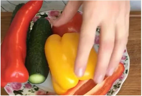 Греческий салат с пекинской капустой и сыром Греческий салат с пекинской капустой и сыром