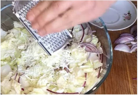 Греческий салат с пекинской капустой и сыром Греческий салат с пекинской капустой и сыром