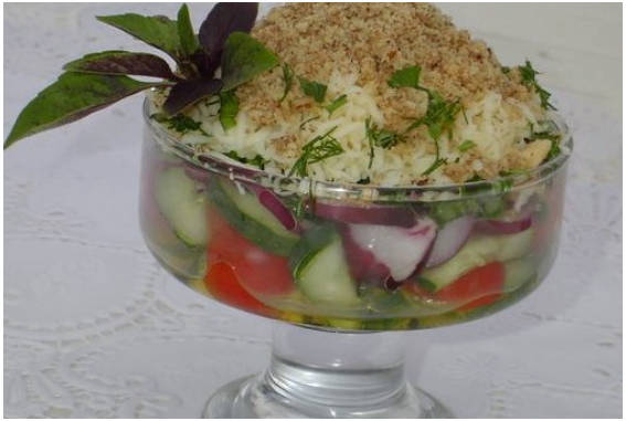 Греческий салат с орехами