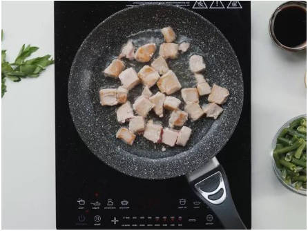 Горячий салат с тунцом