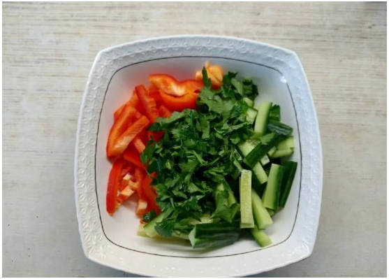 Горячий салат с куриной печенью и овощами