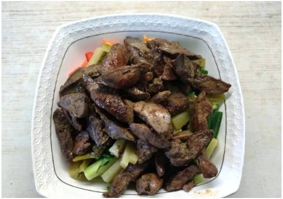 Горячий салат с куриной печенью и овощами