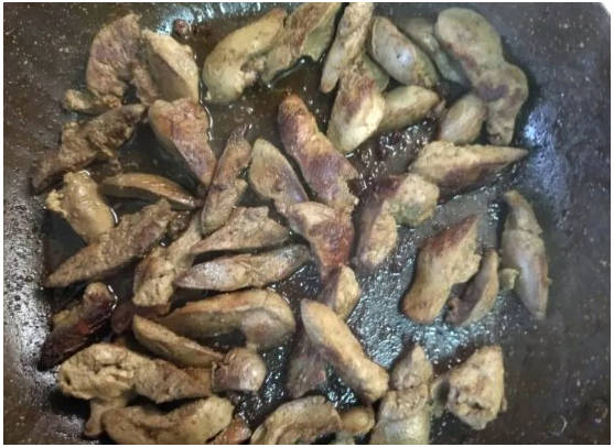 Горячий салат с куриной печенью и овощами
