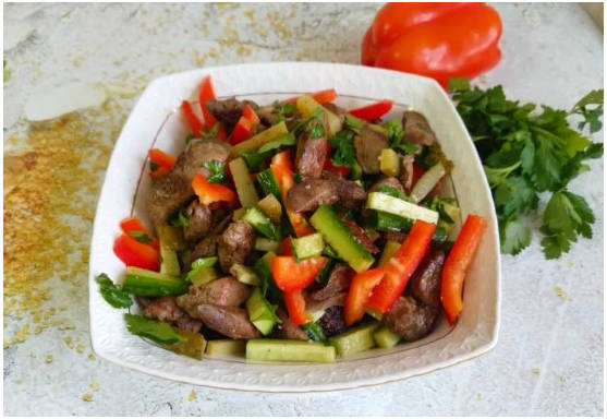 Горячий салат с куриной печенью и овощами