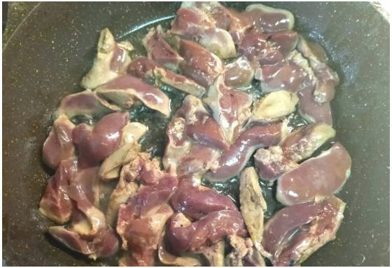 Горячий салат с куриной печенью и овощами