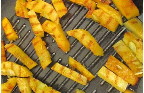 Горячий салат с курицей и овощами