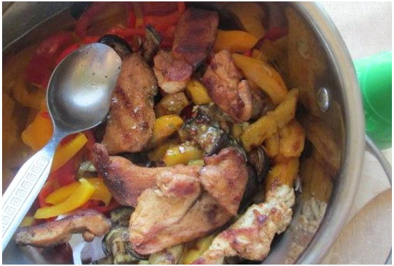 Горячий салат с курицей и овощами