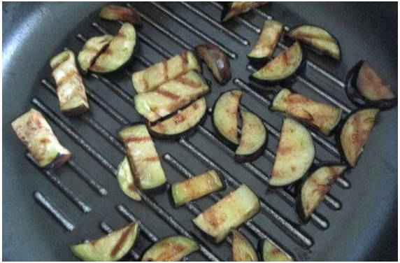 Горячий салат с курицей и овощами