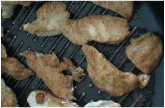 Горячий салат с курицей и овощами