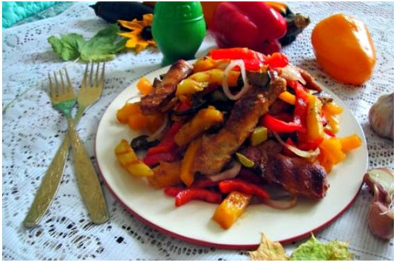 Горячий салат с курицей и овощами