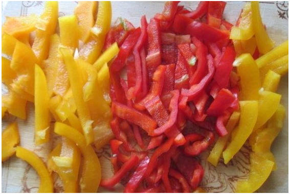 Горячий салат с курицей и овощами
