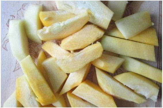 Горячий салат с курицей и овощами