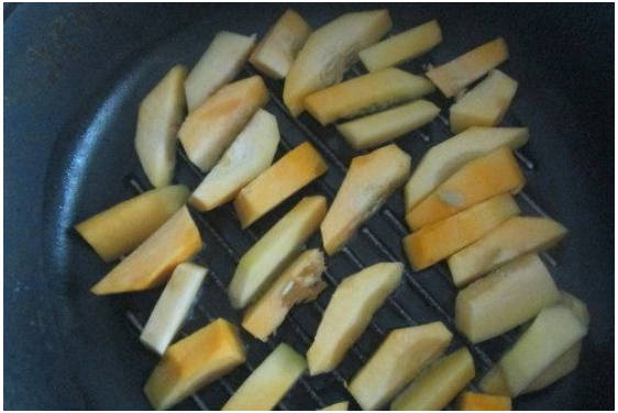 Горячий салат с курицей и овощами