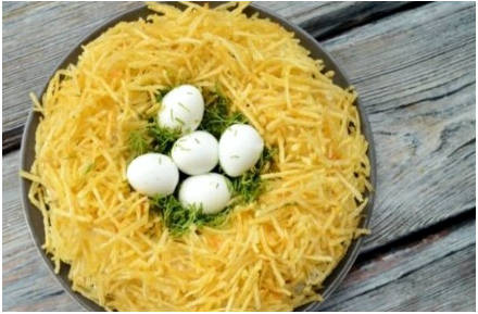 Салат «Гнездо глухаря» с копченой курицей