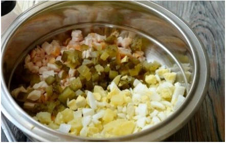 Салат «Гнездо глухаря» с копченой курицей