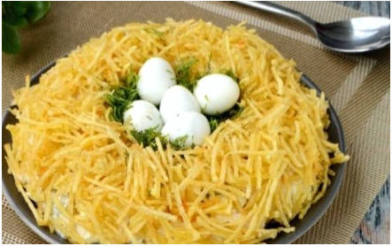 Салат «Гнездо глухаря» с копченой курицей