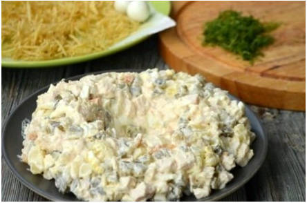 Салат «Гнездо глухаря» с копченой курицей