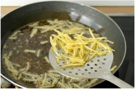Салат «Гнездо глухаря» с копченой курицей